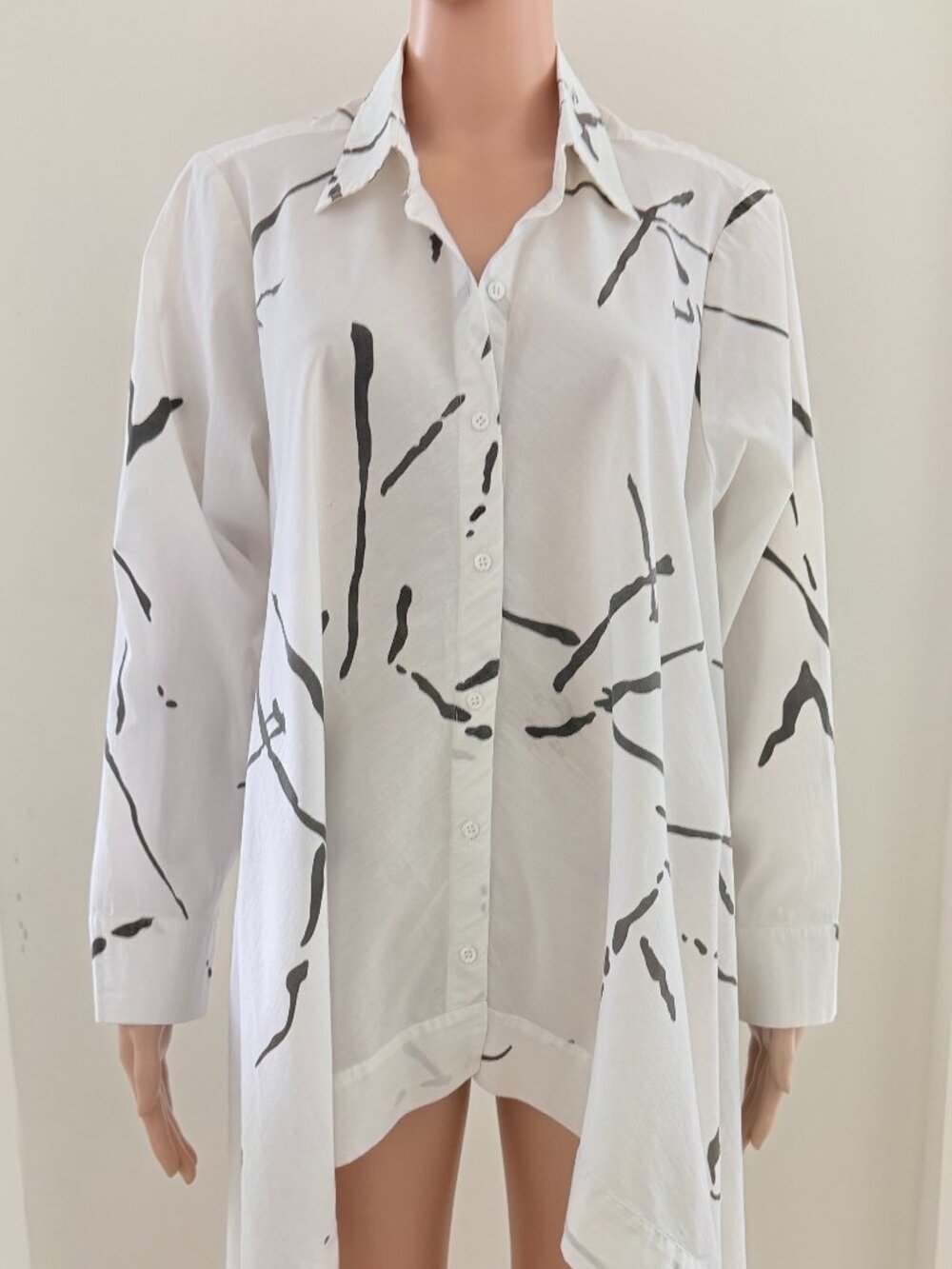 Comfy USA Button Front Top Women''s Size Large Black Buffalo  Shark Bite Hem